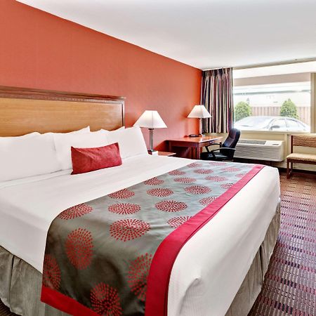 Ramada By Wyndham Baltimore West Экстерьер фото
