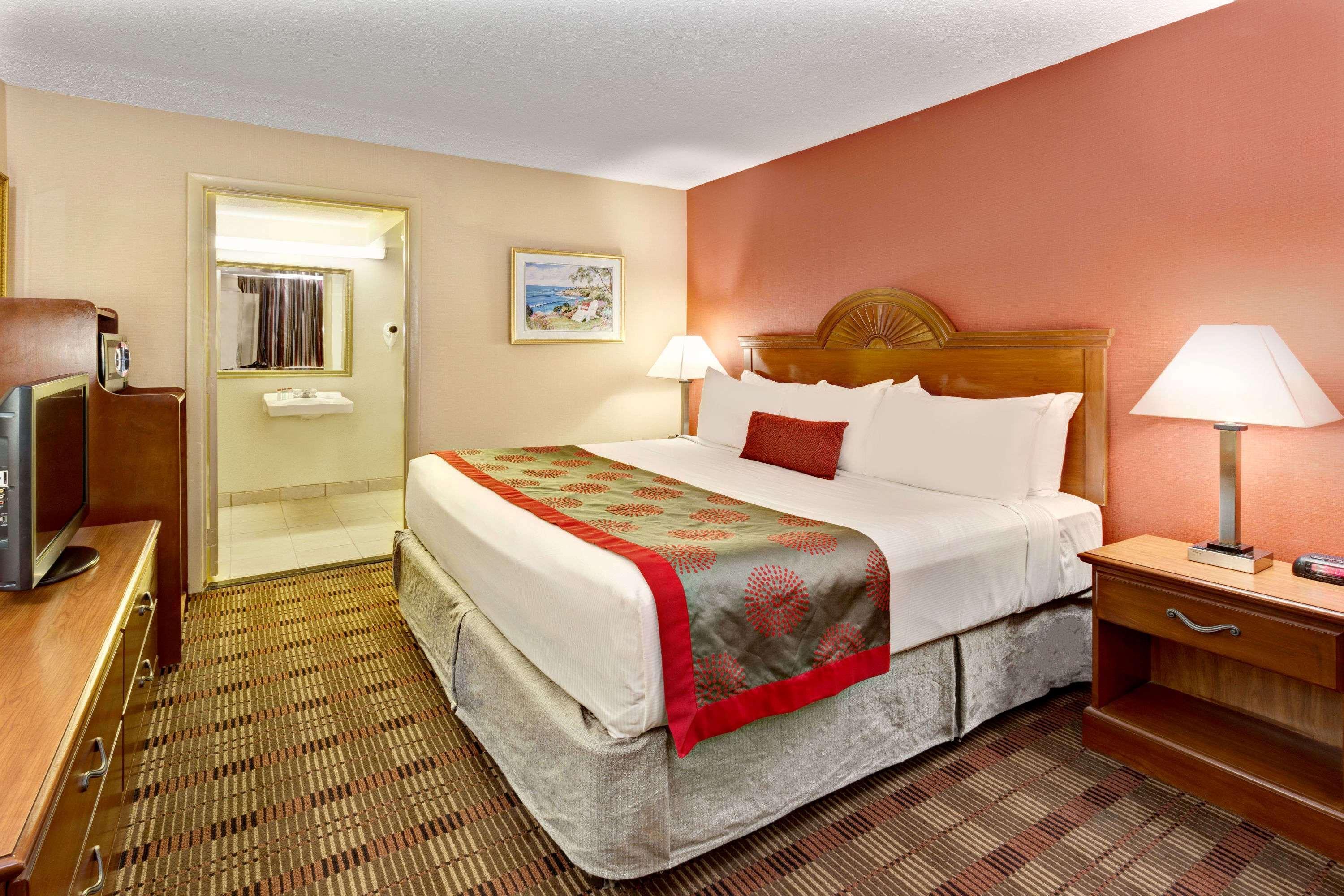 Ramada By Wyndham Baltimore West Экстерьер фото