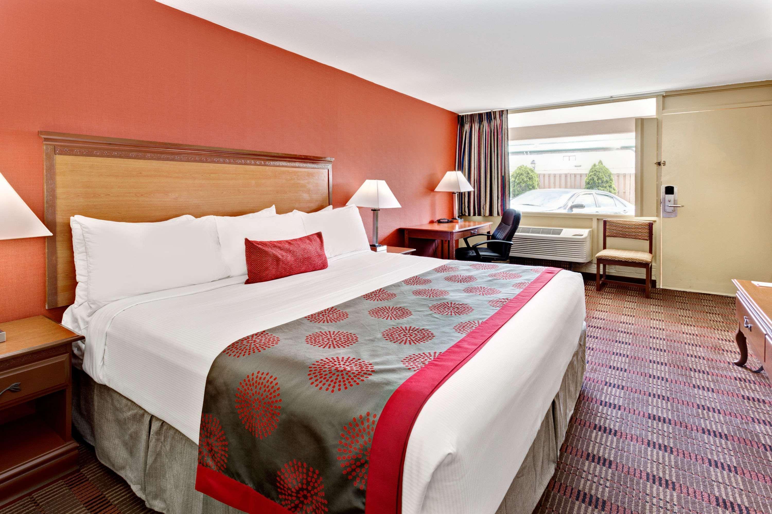 Ramada By Wyndham Baltimore West Экстерьер фото