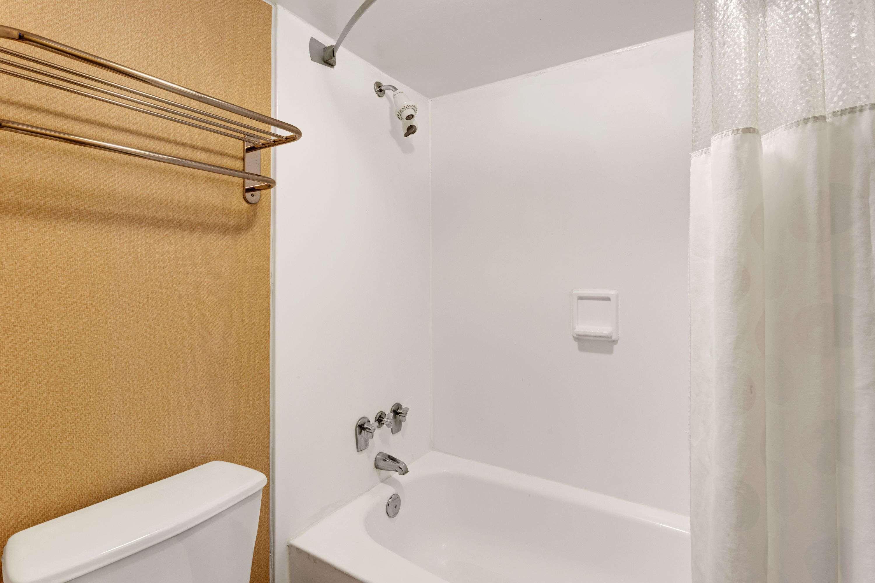 Ramada By Wyndham Baltimore West Экстерьер фото