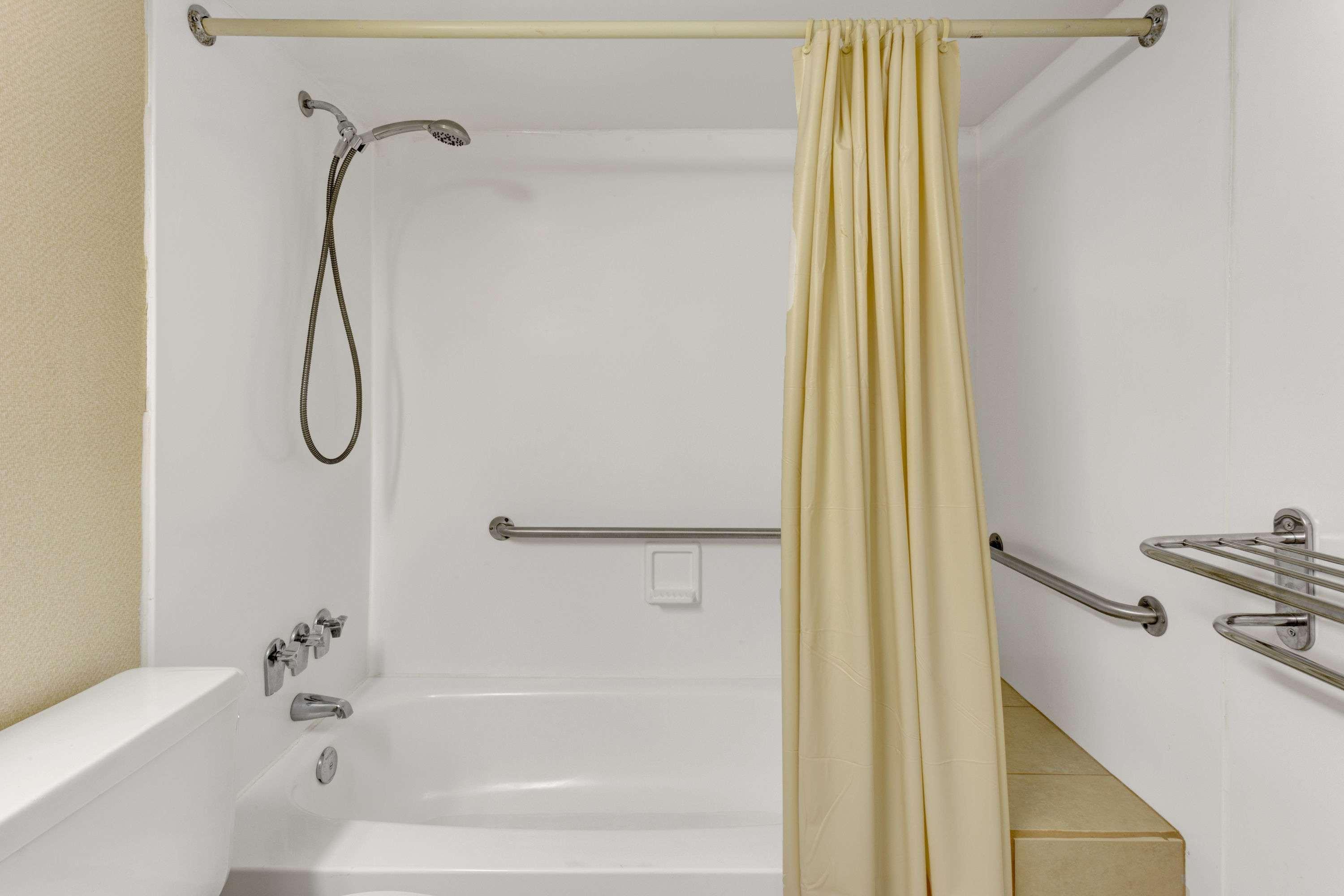 Ramada By Wyndham Baltimore West Экстерьер фото