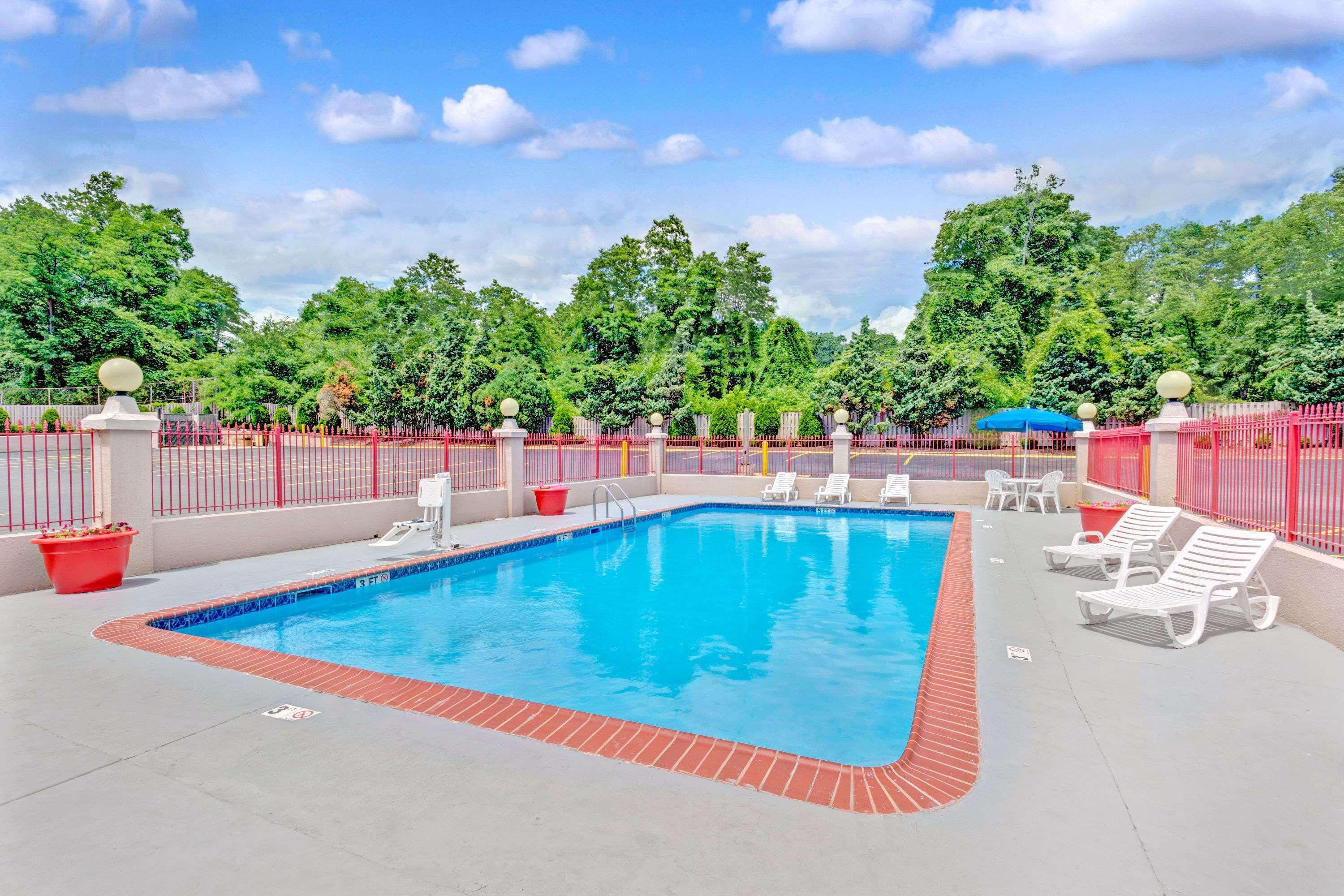Ramada By Wyndham Baltimore West Экстерьер фото