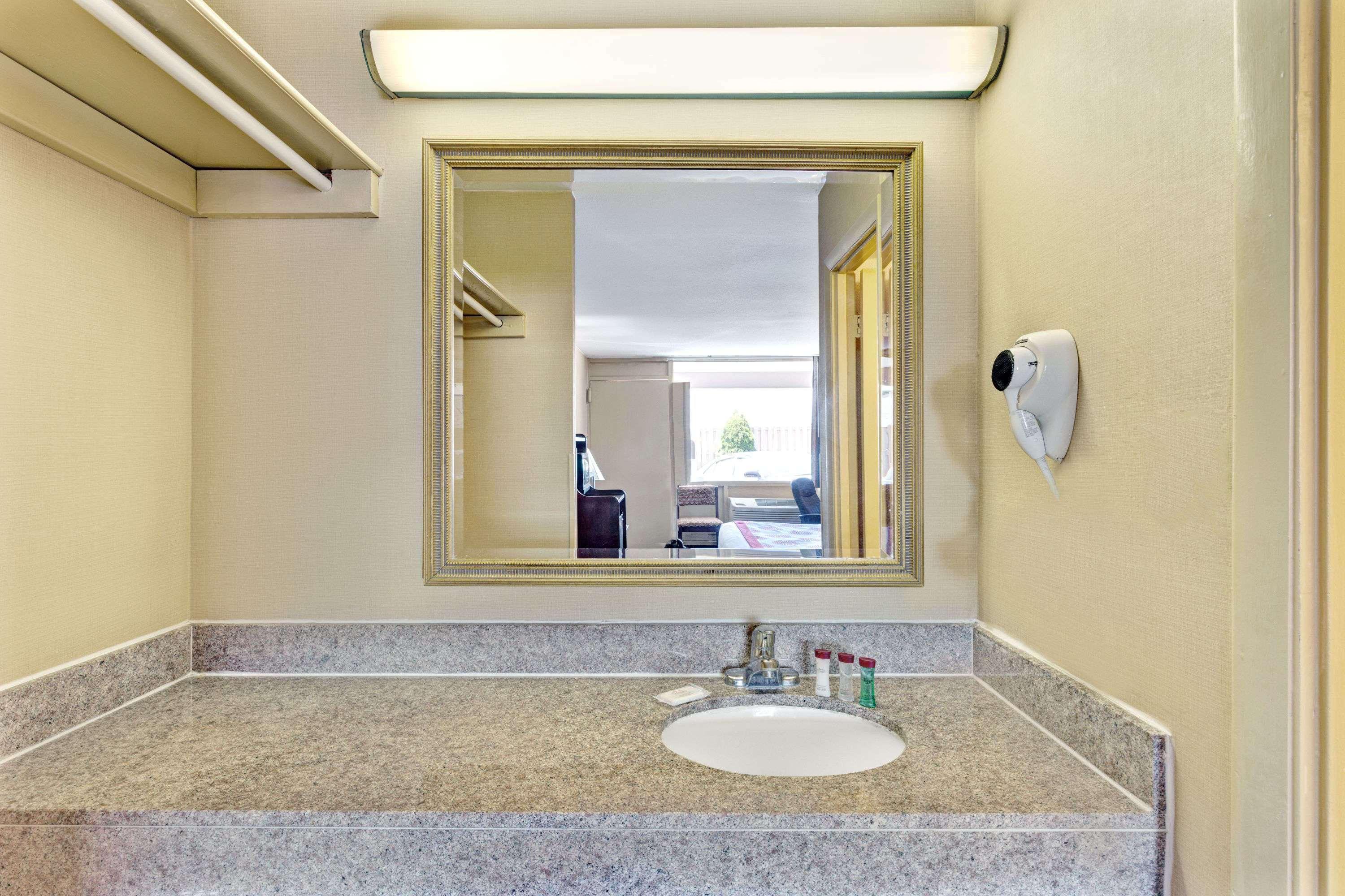 Ramada By Wyndham Baltimore West Экстерьер фото