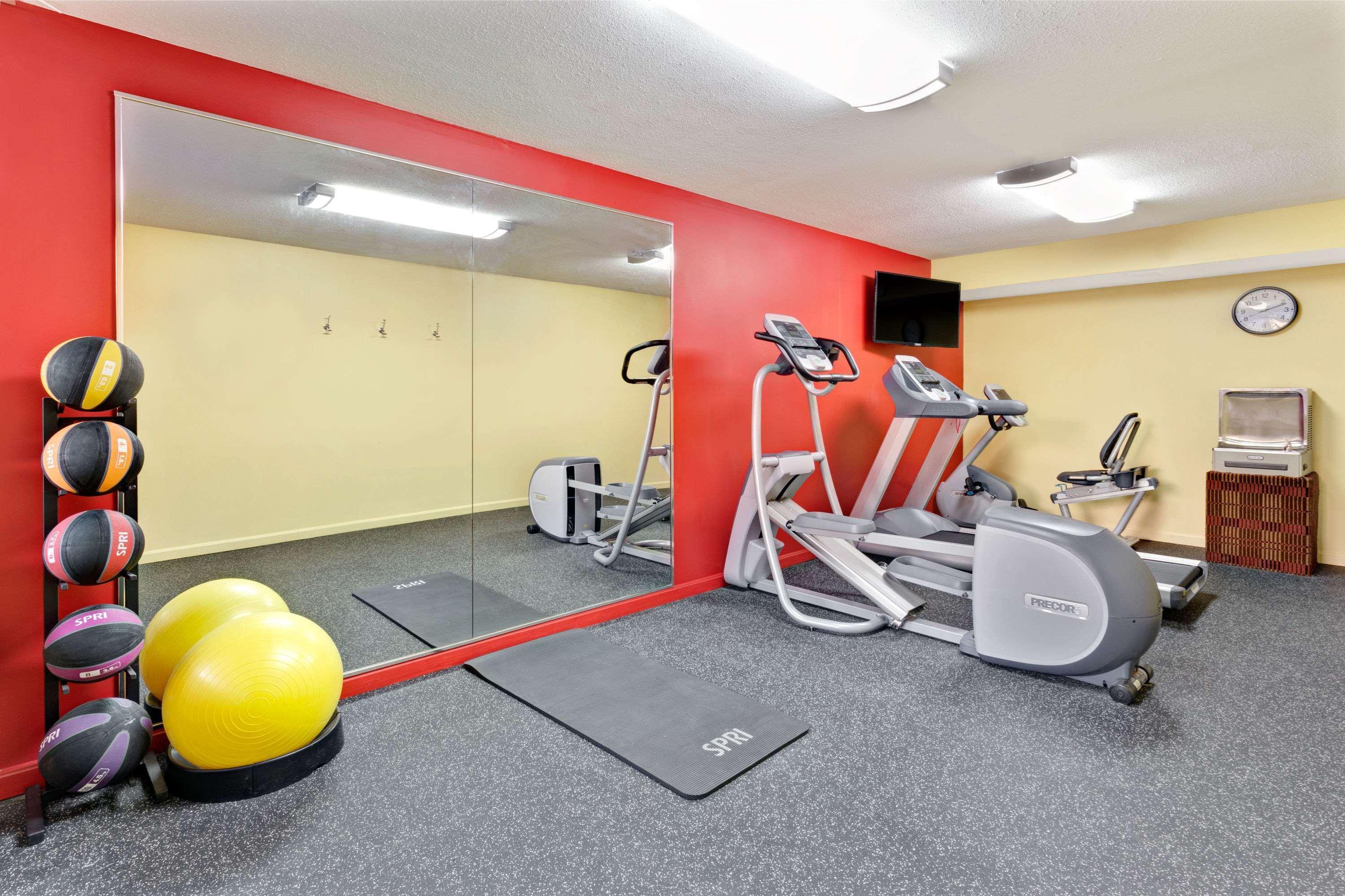 Ramada By Wyndham Baltimore West Экстерьер фото